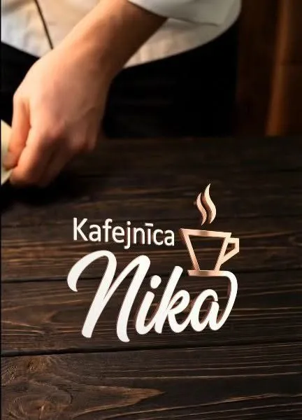 Kafejnīcas Nika logo uz tumša koka galda
